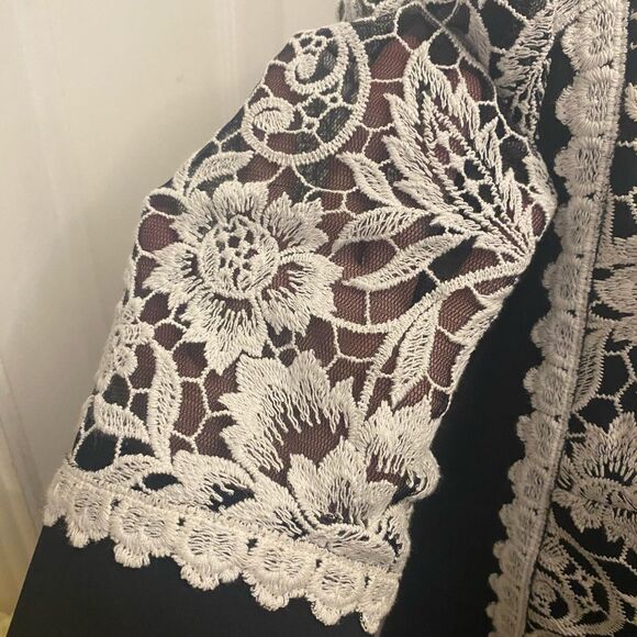 Tadashi Shoji lace/ mesh cropped blazer, size 2 - Picture 7 of 16